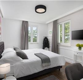 5 bedroom villa with pool near Pula, sleeps 10-12